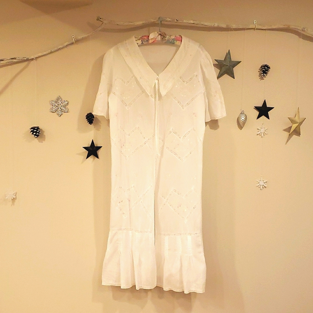 Vintage 1960s Romantic Lace Cover Robe